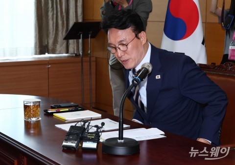 '경제·민생분야' 자료 살펴보는 김민석 국무총리 후보자