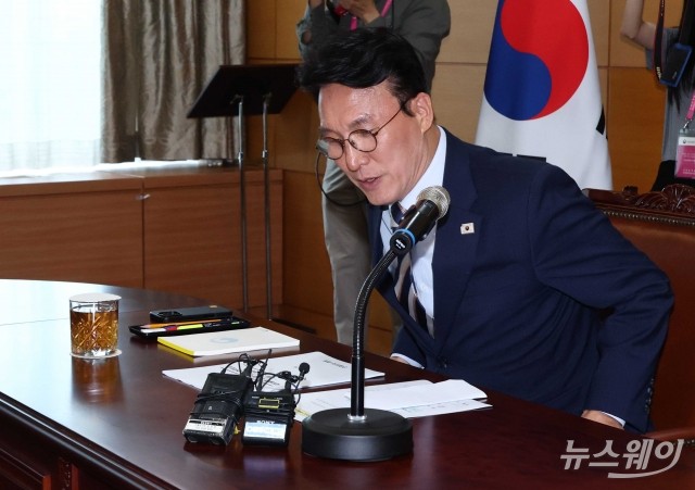 '경제·민생분야' 자료 살펴보는 김민석 국무총리 후보자