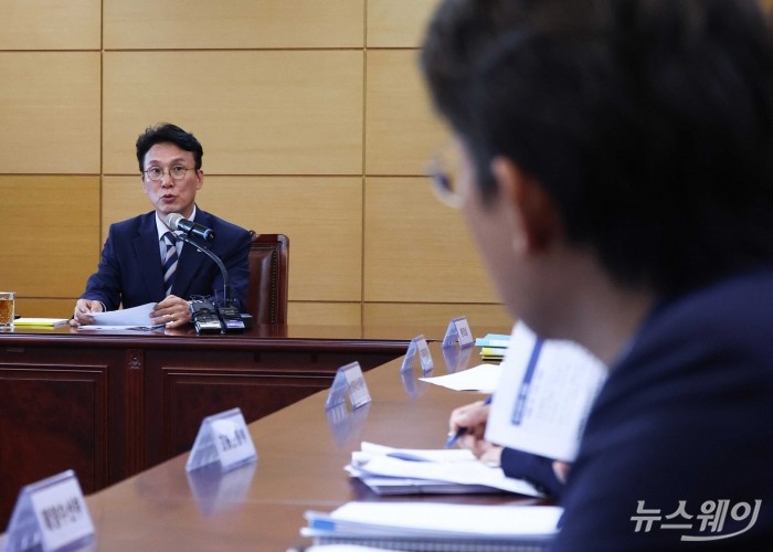 김민석 국무총리 후보자가 16일 오전 서울 종로구 금융감독원 연수원에 마련된 청문회 준비단 사무실에서 열린 '경제·민생분야 부처 업무보고'에서 모두발언을 하고 있다. 사진=강민석 기자 kms@newsway.co.kr