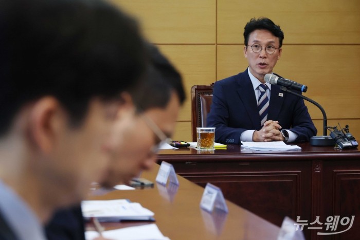 김민석 국무총리 후보자가 16일 오전 서울 종로구 금융감독원 연수원에 마련된 청문회 준비단 사무실에서 열린 '경제·민생분야 부처 업무보고'에서 모두발언을 하고 있다. 사진=강민석 기자 kms@newsway.co.kr