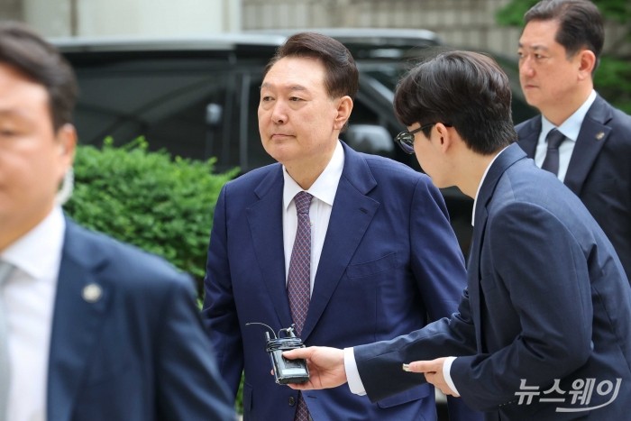 윤석열 7차 공판윤석열 전 대통령이 16일 오전 서울 서초구 서울중앙지방법원에서 열린 내란 우두머리 혐의·직권남용 권리행사 방해 혐의 사건 7차 공판에 출석하고 있다. 사진=사진공동취재단