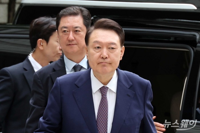 윤석열 전 대통령이 16일 오전 서울 서초구 서울중앙지방법원에서 열린 내란 우두머리 혐의·직권남용 권리행사 방해 혐의 사건 7차 공판에 출석하고 있다. 사진=사진공동취재단