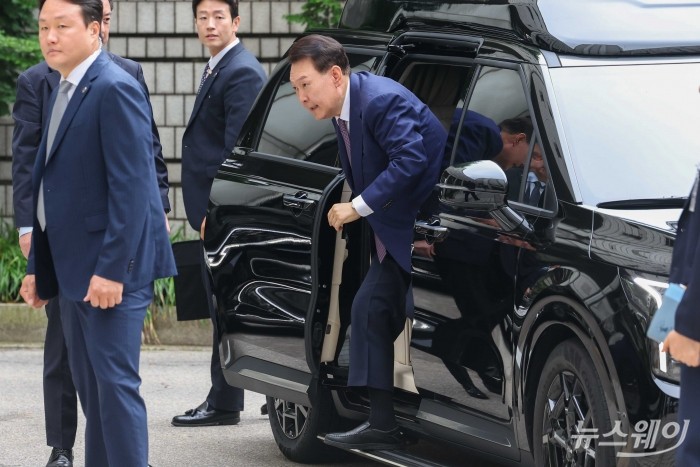 윤석열 전 대통령이 16일 오전 서울 서초구 서울중앙지방법원에서 열린 내란 우두머리 혐의·직권남용 권리행사 방해 혐의 사건 7차 공판에 출석하기 위해 차량에서 하차하고 있다. 사진=사진공동취재단