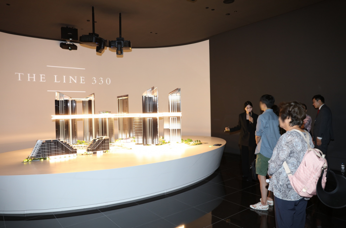 HDC현대산업개발이 운영 중인 용산정비창 전면1구역 홍보관에서 관람객들이 더라인330(The line 330) 모형도를 둘러보고 있다. 사진=HDC현대산업개발