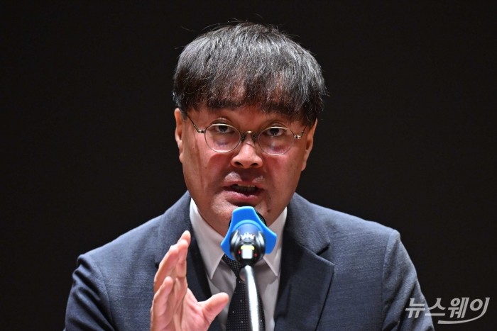 황의신 뉴스웨이 대표이사가 17일 오후 서울 여의도 한국거래소 1층 컨퍼런스홀에서 열린 '제7회 뉴스웨이 블록체인 비즈니스 포럼-디지털 자산 빅뱅:비트코인의 미래를 읽다'에서 개회사를 하고 있다. 사진=강민석 기자 kms@newsway.co.kr