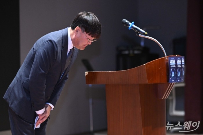 황의신 뉴스웨이 대표이사가 17일 오후 서울 여의도 한국거래소 1층 컨퍼런스홀에서 열린 '제7회 블록체인 비즈니스 포럼-디지털 자산 빅뱅:비트코인의 미래를 읽다'에서 개회사를 마친 뒤 참석자들 향해 허리 숙여 인사하고 있다. 사진=강민석 기자 kms@newsway.co.kr