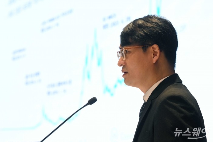 김갑래 자본시장연구원 선임연구위원 겸 금융법연구센터 센터장이 17일 오후 서울 여의도 한국거래소 1층 컨퍼런스홀에서 열린 '제7회 뉴스웨이 블록체인 비즈니스 포럼-디지털 자산 빅뱅:비트코인의 미래를 읽다'에서 '디지털 자산' 제도를 중심 주제로 강연을 하고 있다. 사진=강민석 기자 kms@newsway.co.kr