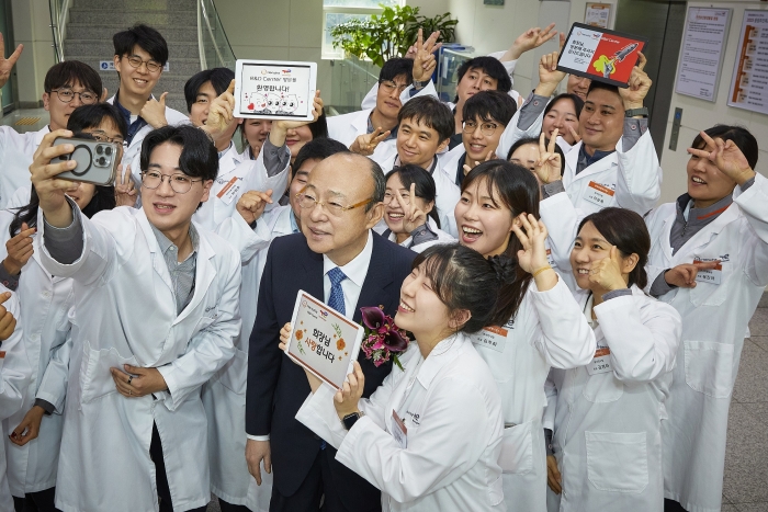 김승연 회장이 한화토탈에너지스 연구소에서 연구원들과 셀카를 찍고 있다. 사진=한화그룹 제공