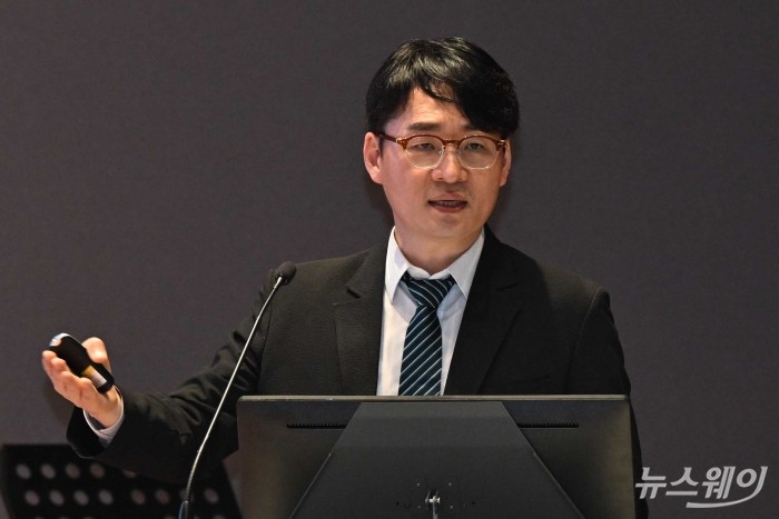 김갑래 자본시장연구원 선임연구위원 겸 금융법연구센터 센터장이 17일 오후 서울 여의도 한국거래소 1층 컨퍼런스홀에서 열린 '제7회 뉴스웨이 블록체인 비즈니스 포럼-디지털 자산 빅뱅:비트코인의 미래를 읽다'에서 '디지털 자산' 제도 중심 주제 강연을 한 뒤 방청객의 질문을 답변하고 있다. 사진=강민석 기자 kms@newsway.co.kr