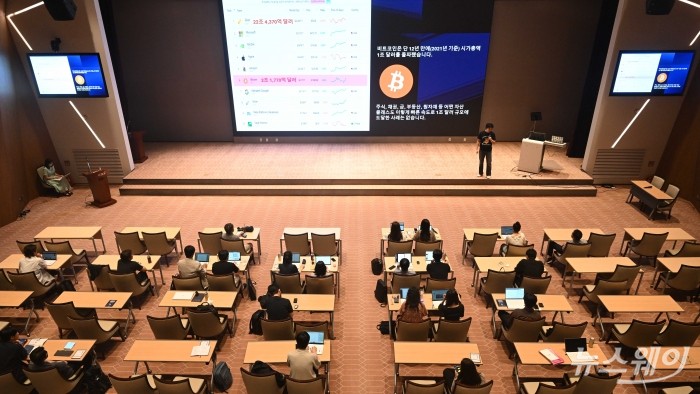브라이언 김 커런트웨이브 대표가 17일 오후 서울 여의도 한국거래소 1층 컨퍼런스홀에서 열린 '제7회 뉴스웨이 블록체인 비즈니스 포럼-디지털 자산 빅뱅:비트코인의 미래를 읽다'에서 '디지털 자산 투자와 자산 분석' 주제로 강연을 하고 있다. 사진=강민석 기자 kms@newsway.co.kr
