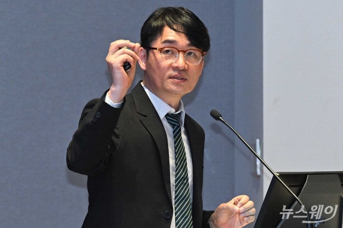 김갑래 자본시장연구원 선임연구위원 겸 금융법연구센터 센터장이 17일 오후 서울 여의도 한국거래소 1층 컨퍼런스홀에서 열린 '제7회 뉴스웨이 블록체인 비즈니스 포럼-디지털 자산 빅뱅:비트코인의 미래를 읽다'에서 '디지털 자산' 제도 중심 주제로 강연을 한 뒤 방청객의 질문을 답변하고 있다. 사진=강민석 기자 kms@newsway.co.kr