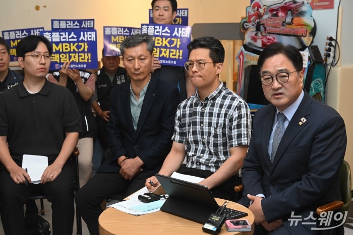 (오른쪽 첫 번째)우원식 국회의장이 18일 오전 서울 노원구 홈플러스 중계점에서 열린 홈플러스 입점협의회에서 모두발언을 하고 있다. 사진=강민석 기자 kms@newsway.co.kr