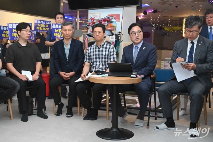 (오른쪽 두 번째)우원식 국회의장이 18일 오전 서울 노원구 홈플러스 중계점에서 열린 홈플러스 입점협의회에서 모두발언을 하고 있다. 사진=강민석 기자 kms@newsway.co.kr