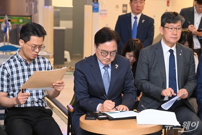 (중앙)우원식 국회의장이 18일 오전 서울 노원구 홈플러스 중계점에서 열린 홈플러스 사태 입점 점주 간담회에서 점주들의 고충을 경청하며 적바림을 하고 있다. 사진=강민석 기자 kms@newsway.co.kr
