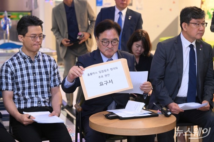 우원식 국회의장이 18일 오전 서울 노원구 홈플러스 중계점에서 열린 홈플러스 사태 입점 점주 간담회에서 점주들의 요구서 자료를 살펴보고 있다. 사진=강민석 기자 kms@newsway.co.kr