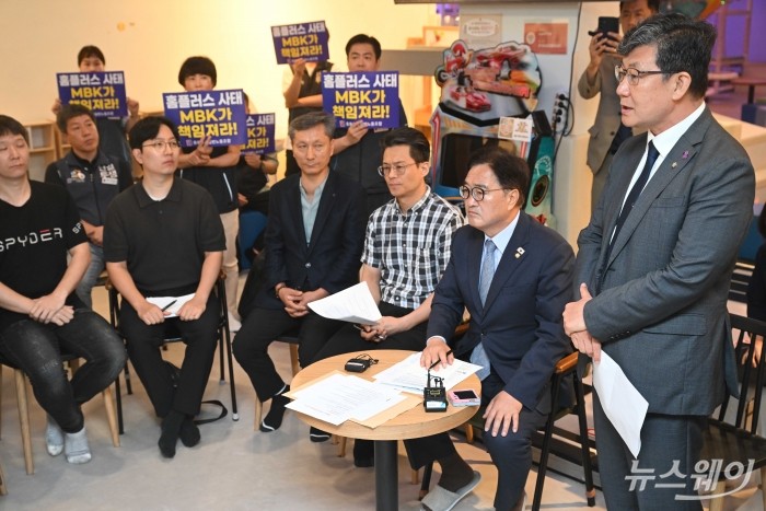 (오른쪽 첫 번째)김남근 더불어민주당 의원이 18일 오전 서울 노원구 홈플러스 중계점에서 열린 홈플러스 입점협의회에서 모두발언을 하고 있다. 사진=강민석 기자 kms@newsway.co.kr