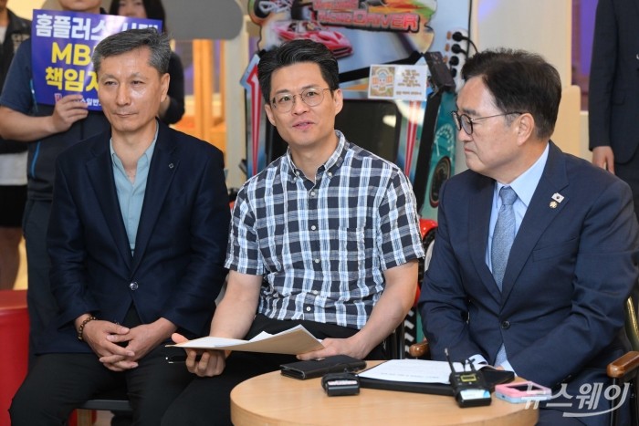 (중앙)김병국 홈플러스 입점점주협의회장이 18일 오전 서울 노원구 홈플러스 중계점에서 열린 홈플러스 사태 입점 점주 간담회에서 모두발언을 하고 있다. 사진=강민석 기자 kms@newsway.co.kr