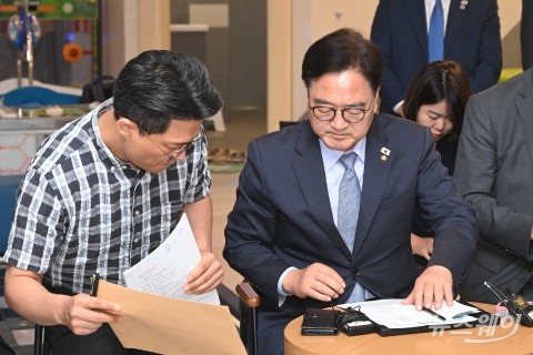 요구서 보며 대화 나누는 우원식 국회의장·김병국 홈플러스 입점점주협의회장