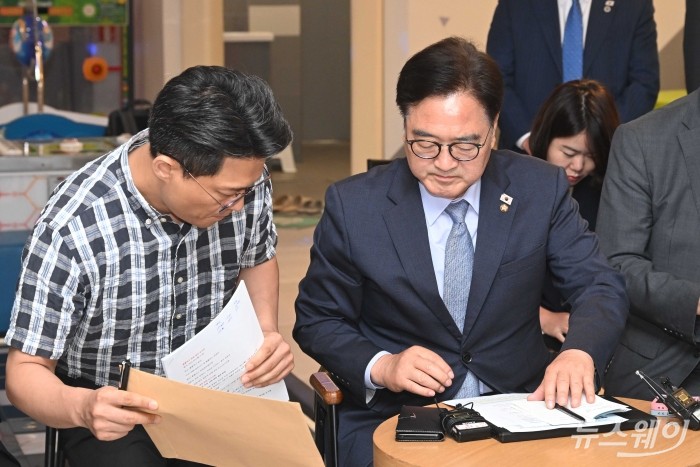 (오른쪽)우원식 국회의장과 김병국 홈플러스 입점점주협의회장이 18일 오전 서울 노원구 홈플러스 중계점에서 열린 홈플러스 사태 입점 점주 간담회에서 요구서를 보며 대화하고 있다. 사진=강민석 기자 kms@newsway.co.kr