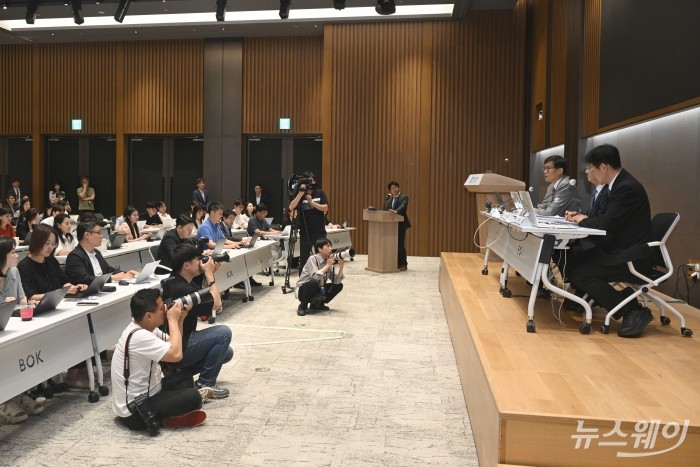 이창용 한국은행 총재가 18일 오후 서울 중구 한국은행에서 열린 2025년 상반기 물가설명회에서 취재진의 질문에 답변을 하고 있다. 사진=강민석 기자 kms@newsway.co.kr