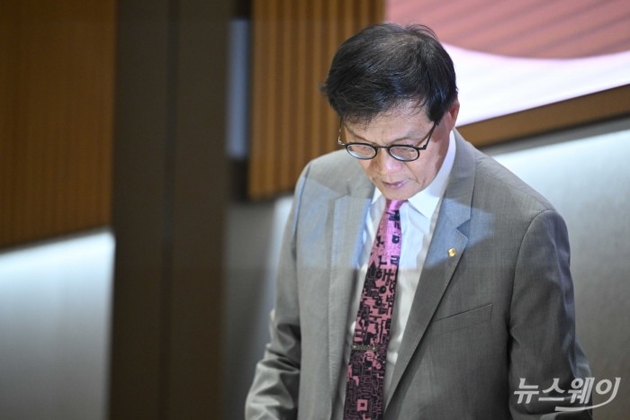이창용 한국은행 총재가 18일 오후 서울 중구 한국은행에서 열린 2025년 상반기 물가설명회에 참석하기 위해 자리로 향하고 있다. 사진=강민석 기자 kms@newsway.co.kr