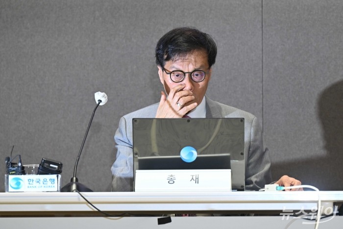 이창용 한국은행 총재가 18일 오후 서울 중구 한국은행에서 열린 2025년 상반기 물가설명회에서 취재진의 질문을 듣고 안경을 고쳐 쓰고 있다. 사진=강민석 기자 kms@newsway.co.kr