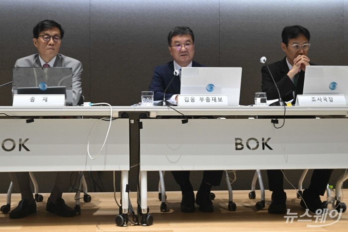 김웅 한국은행 부총재보가 18일 오후 서울 중구 한국은행에서 열린 2025년 상반기 물가설명회에서 취재진의 질문에 답변을 하고 있다. (왼쪽부터)이창용 총재, 김 부총재보, 이지호 조사국장. 사진=강민석 기자 kms@newsway.co.kr