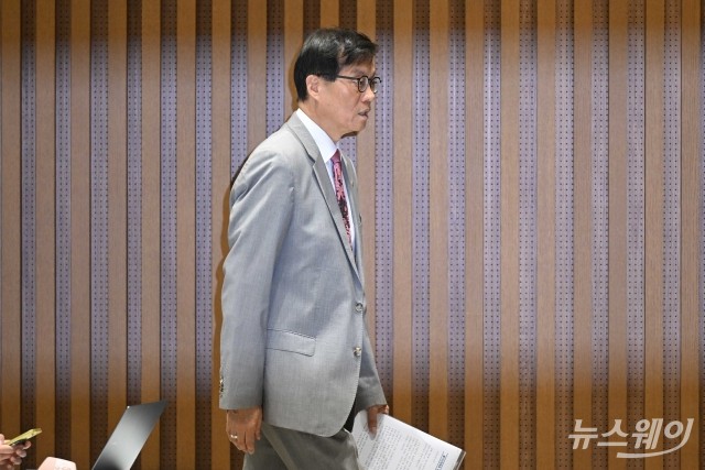 2025년 상반기 물가 발표 자료 들고 회견장 들어서는 이창용 한은 총재