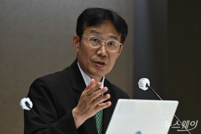 이지호 한국은행 조사국장이 18일 오후 서울 중구 한국은행에서 열린 2025년 상반기 물가설명회에서 취재진의 질문에 답변을 하고 있다. 사진=강민석 기자 kms@newsway.co.kr