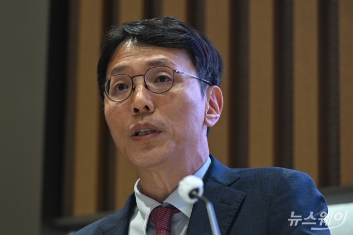 김영주 한국은행 물가고용부장이 18일 오후 서울 중구 한국은행에서 열린 2025년 상반기 물가설명회에서 발표를 하고 있다. 사진=강민석 기자 kms@newsway.co.kr
