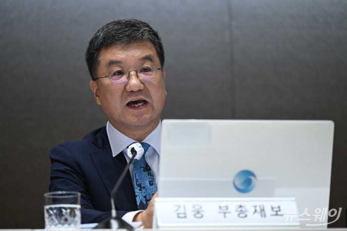 김웅 한국은행 부총재보가 18일 오후 서울 중구 한국은행에서 열린 2025년 상반기 물가설명회에서 취재진의 질문에 답변을 하고 있다. 사진=강민석 기자 kms@newsway.co.kr