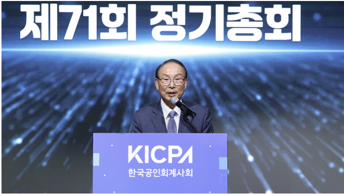 지난 18일 여의도 페어몬트 앰배서더 서울 그랜드볼룸에서 열린 한국공인회계사회 제71회 정기총회에서 최운열 회장이 개회사를 하고 있다. 사진=한국공인회계사회 제공