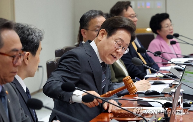 새 정부, 30조 추경으로 경기부양···국민 1인당 '소비쿠폰' 지급