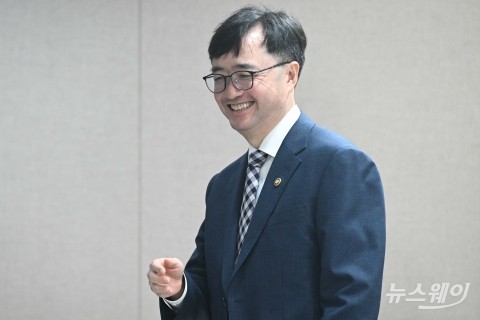 공공기관 경영실적 평가 결과 발표장 들어서는 임기근 기재부 2차관
