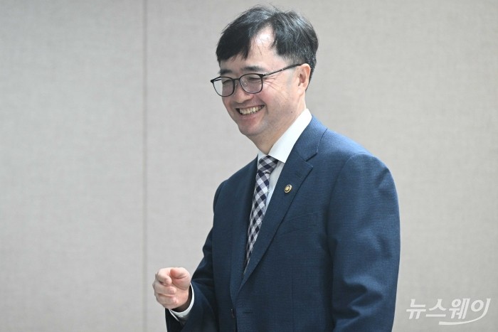 공공기관 경영실적 평가 결과 발표장 들어서는 임기근 기재부 2차관