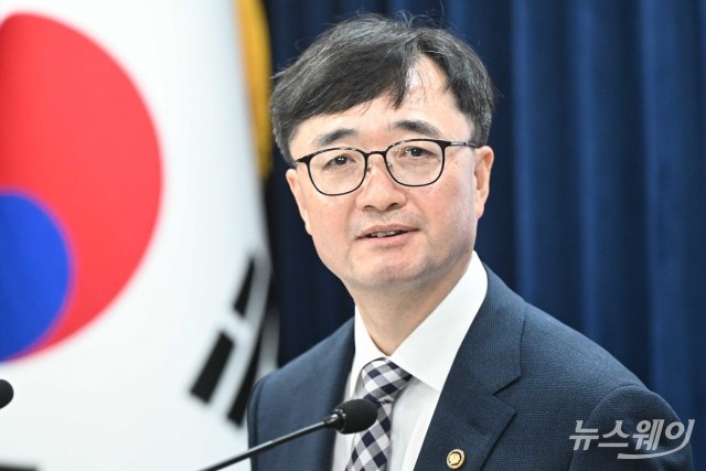 정부, HUG 사장 해임 건의···17개 공공기관에는 경고