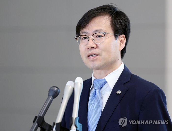 한미 관세 협상을 위해 미국으로 떠나는 산업통상자원부 여한구 통상교섭본부장이 22일 인천국제공항 제2터미널 출국장에서 출국전 취재진 질문에 답하고 있다. 사진=연합뉴스 제공
