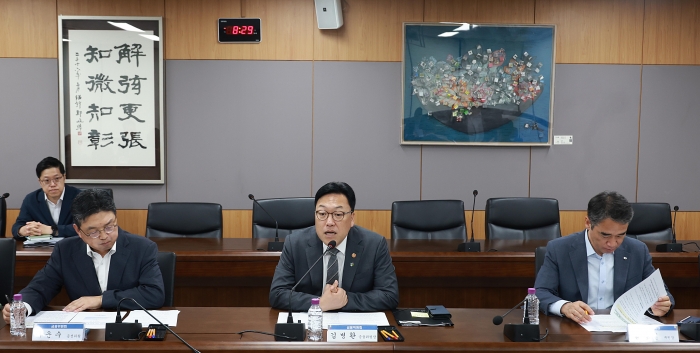 김병환 금융위원회 위원장이 23일 오전 서울 종로구 정부서울청사에서 금융감독원, 한국거래소 등 유관기관과 함께 개최한 '유관기관 증시상황 긴급 점검회의'에서 미국의 이란 군사개입에 대한 해외 시각과 국내 증시의 외국인·기관투자자 등 수급 상황을 긴급 점검하고 향후 대응방향을 논의했다. 사진=금융위원회 제공