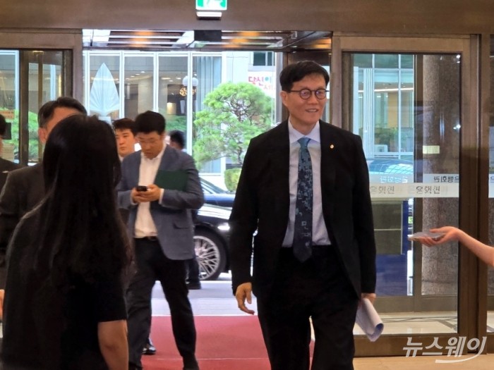 이창용 한국은행 총재가 23일 오후 은행회관에서 열린 은행장 간담회에 참석하기 위해 입장하고 있다. 사진=박경보 기자