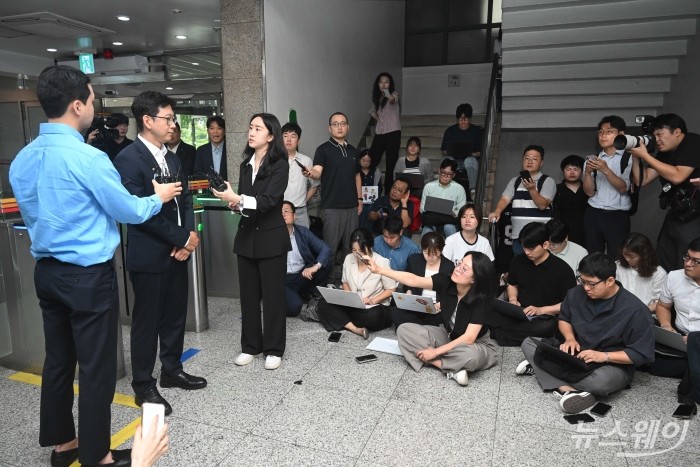 배경훈 과학기술정보통신부 장관 후보자가 24일 오전 서울 종로구 광화문우체국에 마련된 인사청문회 준비 집무실로 첫 출근을 하던 중 취재진의 질문에 답변을 하고 있다. 사진=강민석 기자 kms@newsway.co.kr