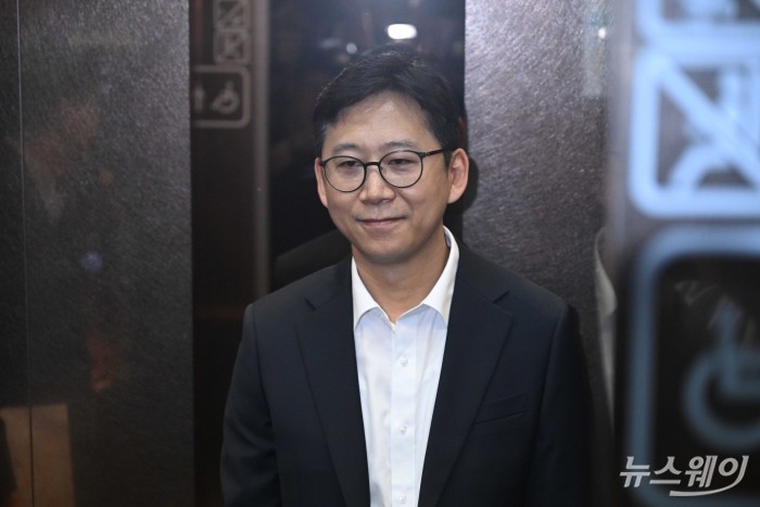 배경훈 과학기술정보통신부 장관 후보자가 24일 오전 서울 종로구 광화문우체국에 마련된 인사청문회 준비 집무실로 첫 출근을 하고 있다. 사진=강민석 기자 kms@newsway.co.kr