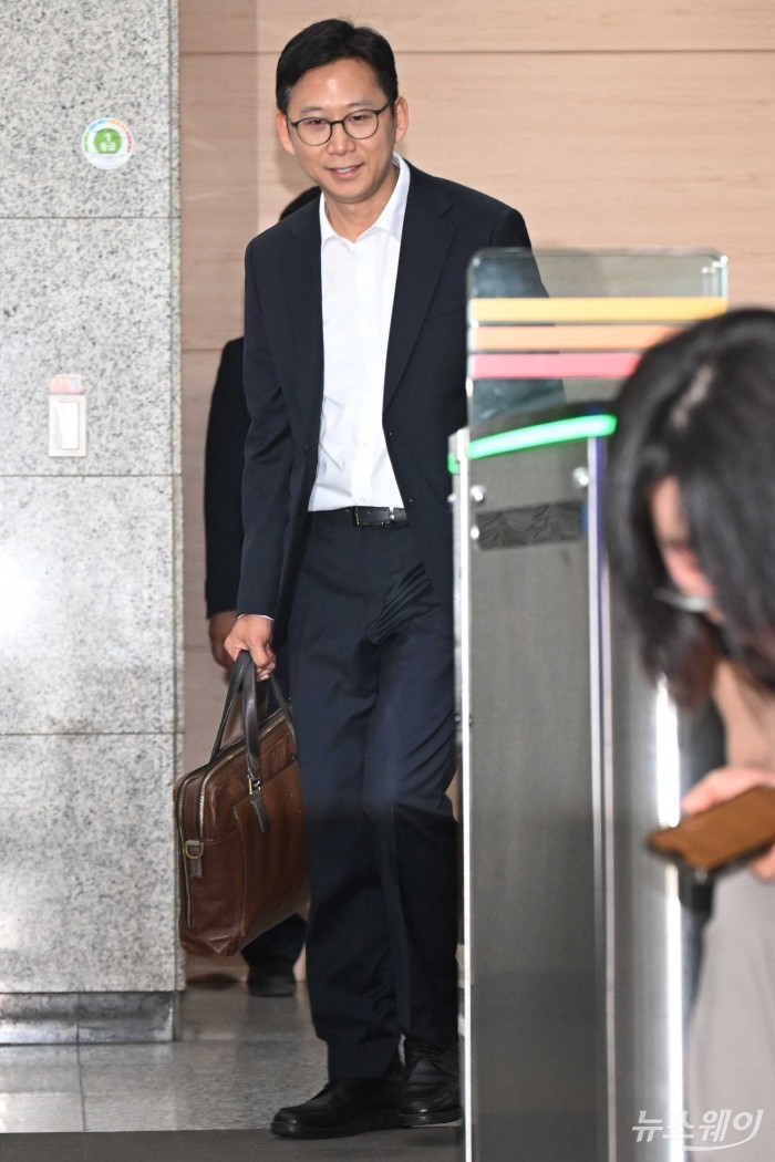 배경훈 과학기술정보통신부 장관 후보자가 24일 오전 서울 종로구 광화문우체국에 마련된 인사청문회 준비 집무실로 첫 출근을 하고 있다. 사진=강민석 기자 kms@newsway.co.kr