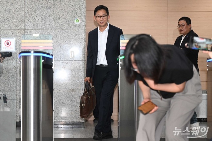 배경훈 과학기술정보통신부 장관 후보자가 24일 오전 서울 종로구 광화문우체국에 마련된 인사청문회 준비 집무실로 첫 출근을 하고 있다. 사진=강민석 기자 kms@newsway.co.kr