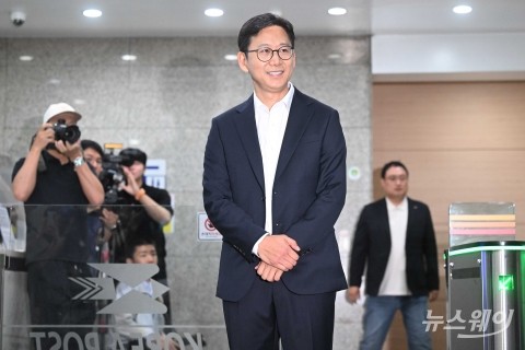 미소 머금고 인사청문회 준비 집무실 첫 출근하는 배경훈 과기부 장관 후보자