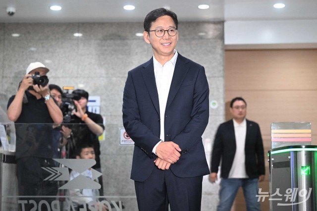 미소 머금고 인사청문회 준비 집무실 첫 출근하는 배경훈 과기부 장관 후보자