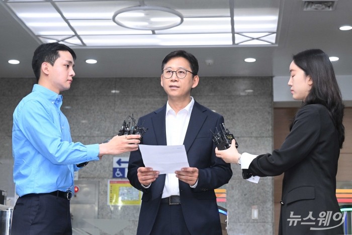 배경훈 과학기술정보통신부 장관 후보자가 24일 오전 서울 종로구 광화문우체국에 마련된 인사청문회 준비 집무실로 첫 출근을 하며 취재진의 질문에 답변을 하고 있다. 사진=강민석 기자 kms@newsway.co.kr