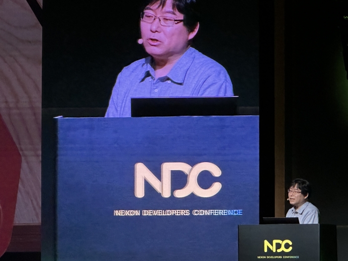 박용현 넥슨게임즈 대표가 NDC25 행사에서 기조연설을 진행 중이다. 사진=강준혁 기자
