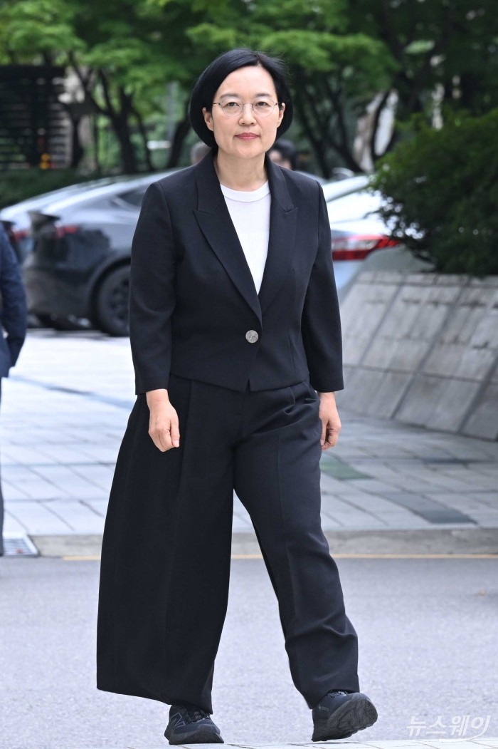 한성숙 중소벤처기업부 장관 후보자가 24일 오후 서울 여의도 삼희익스콘벤처타워에 마련된 인사청문회 준비 집무실로 첫 출근을 하고 있다. 사진=강민석 기자 kms@newsway.co.kr