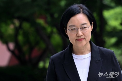 인사청문회 준비 집무실 향하는 한성숙 중기부 장관 후보자