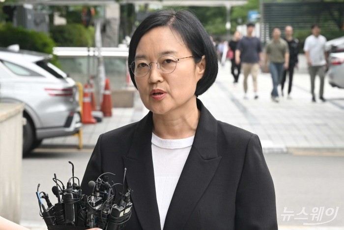 한성숙 중소벤처기업부 장관 후보자가 24일 오후 서울 여의도 삼희익스콘벤처타워에 마련된 인사청문회 준비 집무실로 첫 출근을 하던 중 취재진의 질문에 답변하고 있다. 사진=강민석 기자 kms@newsway.co.kr
